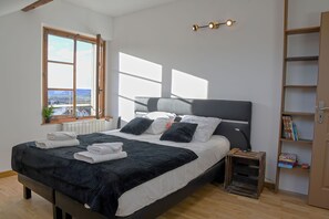 2 habitaciones, tabla de planchar con plancha, cuna de viaje y wifi 