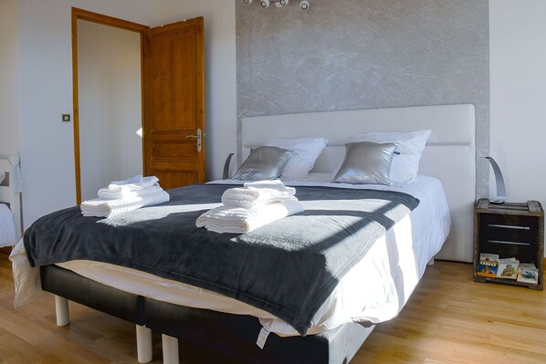 2 slaapkamers, een strijkplank/strijkijzer, reisbedje, wifi