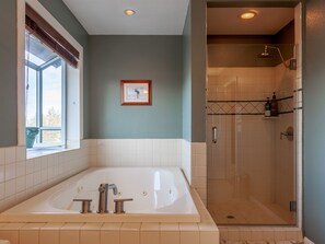 Ensemble douche/baignoire, baignoire à jets, sèche-cheveux
