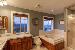 وحدات دش مع أحواض استحمام، حوض استحمام بنظام ضخ المياه، مناشف، صابون