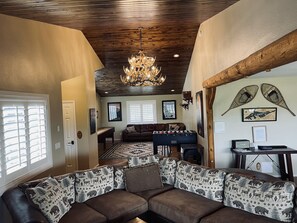 Smart-TV, Kamin, Tischfußball, Bücher