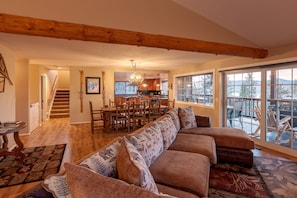 Smart-TV, Kamin, Tischfußball, Bücher