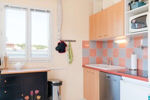 Een koelkast, een microgolfoven, een vaatwasser