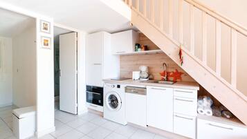 Een koelkast, een microgolfoven, een oven, een vaatwasser