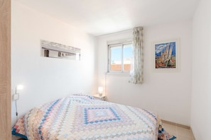 1 chambre, fer et planche à repasser