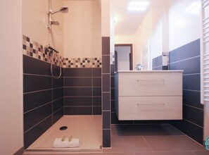 Dusche, Haartrockner, Handtücher