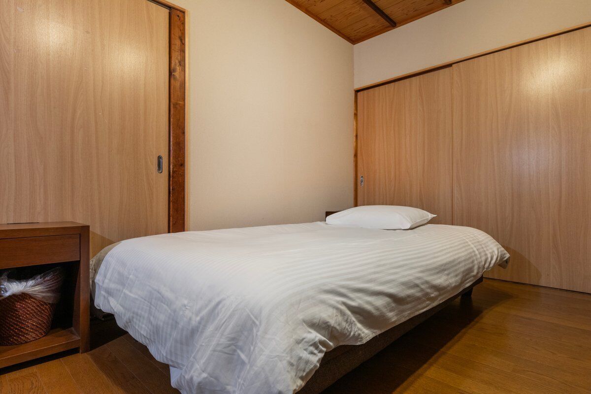 2 室のベッドルーム、アイロン / アイロン台、インターネット