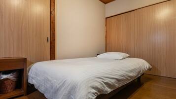 2 bedrooms, iron/ironing board, internet