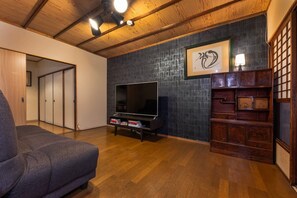 Unclassified image, 4 of 17, button