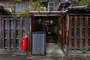 Unclassified image, 5 of 17, button