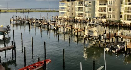 Chincoteague Getaway on the Bay - Water Front,Pool ,IN TOWN ,LINENS & TOWELS
