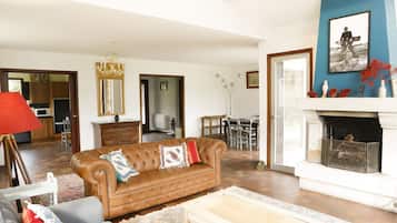 Télévision, cheminée, table de tennis de table, chaßne hi-fi