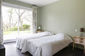 4 habitaciones, tabla de planchar con plancha, cuna de viaje y wifi