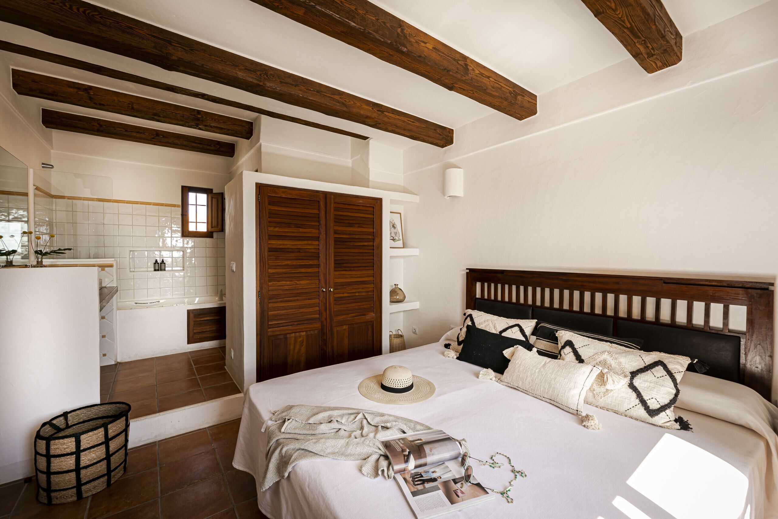 5 bedrooms, in-room safe, iron/ironing board, free WiFi