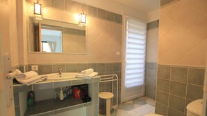 A bathroom with a sink, mirror, and toilet. - Happyfew La petite Acacia (Coti-Chiavari)