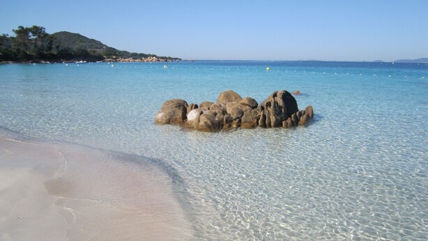 A beach with clear water, a rocky outcrop, and a distant hill. - Happyfew La petite Acacia (Coti-Chiavari)