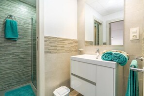 Shower, hair dryer, towels