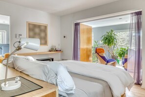 4 chambres, fer et planche à repasser, lit de bébé portatif