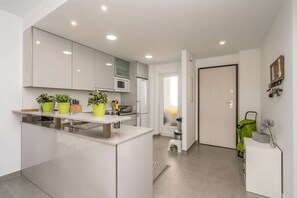 Kylskåp, mikrovågsugn, ugn och diskmaskin