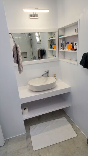 Douche, séchoir à cheveux, serviettes fournies, papier de toilette
