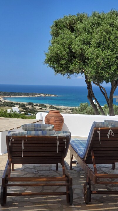 Kamari Villa E: Greek Paradise with private pool & Jacuzzi