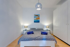 2 habitaciones y tabla de planchar con plancha 