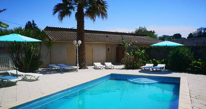 Gite T2 Les Pins avec piscine chauffé dans un parc arborée