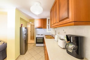 Refrigerador, horno, placa de cocina, cafetera/tetera