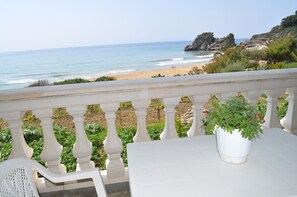 Outdoor dining - Beach house at Pelekas beach (Korfu)
