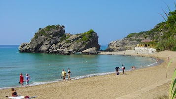 En la playa y camastros