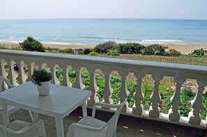 Outdoor dining - Beach house at Pelekas beach (Korfu)