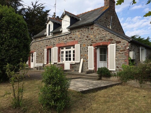 Entire house 200m from Val André beach