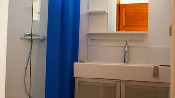 Bathtub, hair dryer, towels