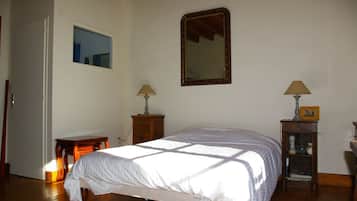 5 bedrooms, iron/ironing board, free WiFi, bed sheets