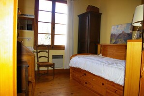 5 bedrooms, iron/ironing board, free WiFi, bed sheets