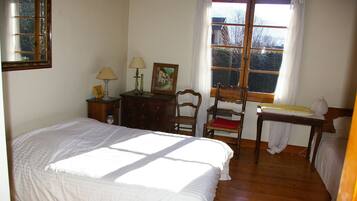 5 bedrooms, iron/ironing board, free WiFi, bed sheets