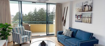 Vastapäätä Pohjois-Cronulla-rantaa, josta on näkymät uima-altaalle ja kaupunkiin