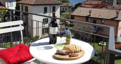 Zentrale Lage! Renovierte Wohnung, Sonnige Terrasse! Parkplatz!