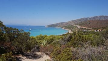 Sulla spiaggia, lettini da mare
