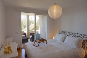 2 bedrooms, in-room safe, iron/ironing board, free WiFi