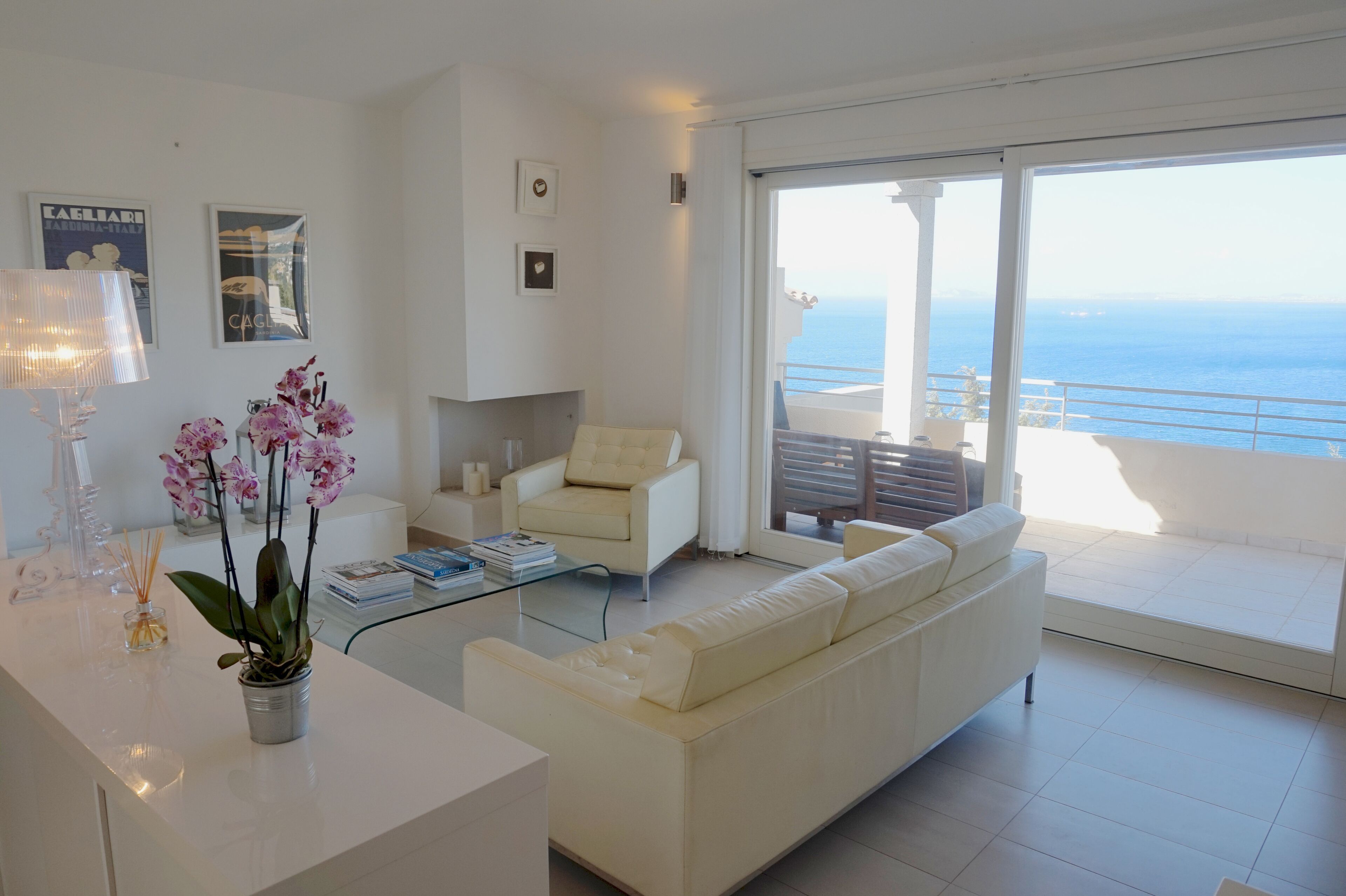 Smart TV, lettore DVD, libri, impianto stereo