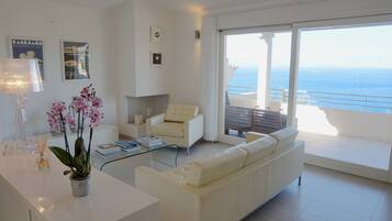 Smart TV, lettore DVD, libri, impianto stereo