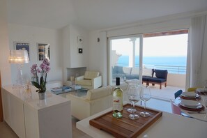 Smart-TV, DVD-Player, Bücher, Stereoanlage