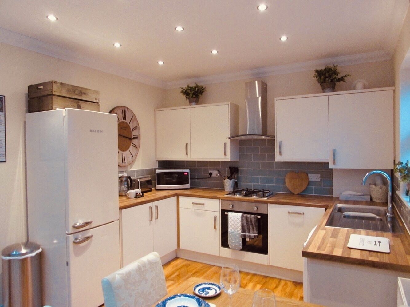 Kjøleskap, mikrobølgeovn, ovn og kokeplater