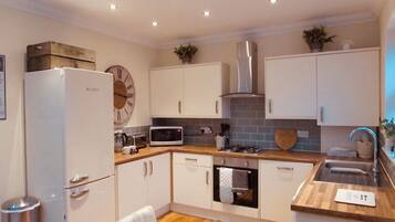 Kjøleskap, mikrobølgeovn, ovn og kokeplater