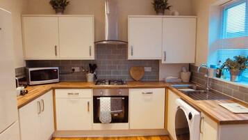 Kjøleskap, mikrobølgeovn, ovn og kokeplater