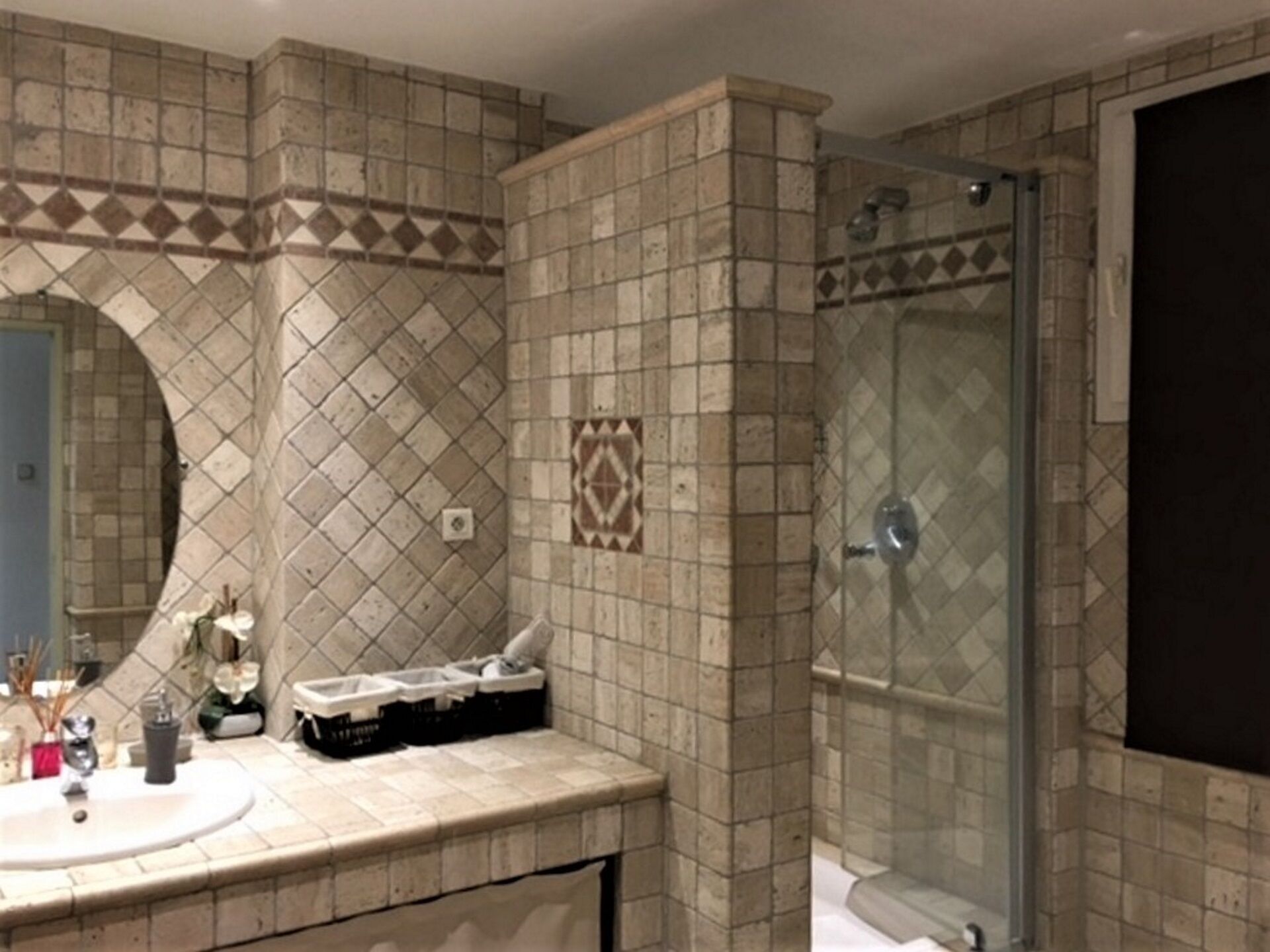Douche, séchoir à cheveux, serviettes fournies