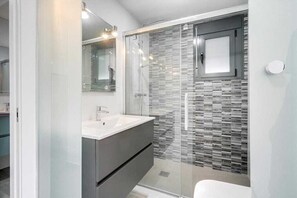 Een douche, een haardroger, handdoeken
