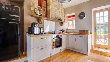 Een koelkast, een magnetron, een oven, een kookplaat