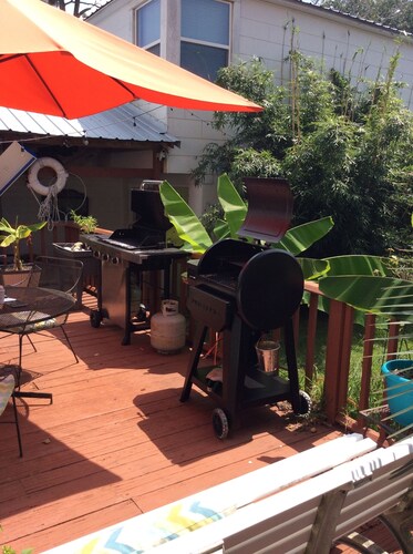 Beautiful private suite close to all attractions. One mille to hospital. 